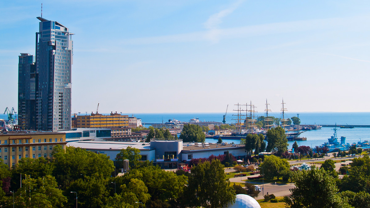 Gdynia leży na wybrzeżu Zatoki Gdańskiej i wchodzi w skład Trójmiasta , razem z Gdańskiem i Sopotem. Jest to młode miasto, które powstało razem z portem, w zasadzie w szczerym polu, w okresie międzywojennym i otworzyło Polsce dostęp do morza. Gdynia może pochwalić się wieloma interesującymi budowlami z tamtego okresu, głownie w stylu modernizmu i nowoczesnymi rozwiązaniami urbanistycznymi. Ale jest tu także bardzo starty kościół Świętego Michała Archanioła, pochodzący z XII wieku. Jedną ze sztandarowych budowli Gdyni jest Dworzec Morski z 1933 roku, skąd odpływał do Ameryki słynny statek Batory. Najbardziej reprezentacyjne miejsce w mieście to Skwer Kościuszki. Przy jego nabrzeżu cumuje historyczny okręt Błyskawica i żaglowiec Dar Pomorza, udostępnione turystom. Przedstawiamy ciekawostki i najważniejsze informacje o Gdyni, takie jak liczba mieszkańców czy powierzchnia miasta.