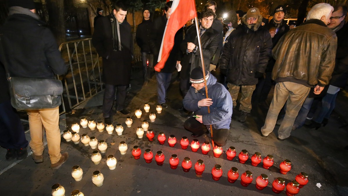 W sobotę mijają 33 lata od wprowadzenia stanu wojennego. Prezes IPN Łukasz Kamiński zwrócił się do samorządów o udział w akcji społecznej "Ofiarom Stanu Wojennego. Zapal Światło Wolności". W sobotę o godz. 19.30 w oknach w całej Polsce, zapłonąć mają świece.