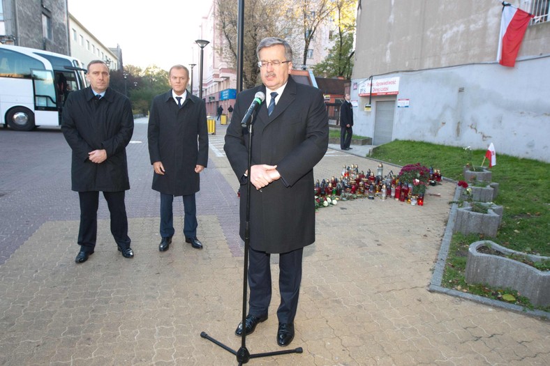 Prezydent Bronisław Komorowski (P), marszałek Sejmu Grzegorz Schetyna (L) i premier Donald Tusk (C) złożyli kwiaty i zapalili znicze 23 bm. przed łódzką siedzibą PiS, gdzie we wtorek został zastrzelony Marek Rosiak.