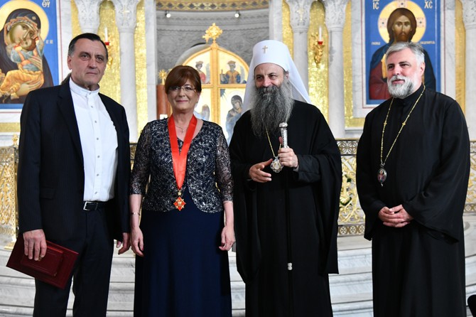 Orden Svetog Save prof. dr Nadeždi Basari uručen je na predlog vladike diseldorfskog i cele Nemačke Grigorija i sveštenstva iz Hamburga, što je Sveti arhijerejski sinod SPC prihvatio jednoglasno