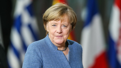 Szabotázst gyanítanak: vizsgálják Angela Merkel gépének kényszerleszállását