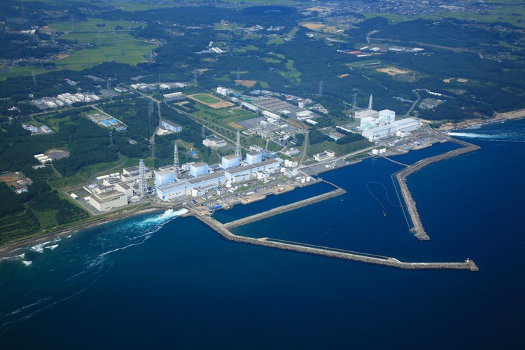 <b> Katastrofa elektrowni jądrowej Fukushima  I </b><br />  11 marca 2011 r. na skutek  fali tsunami spowodowanej trzęsieniem ziemi o sile 9 stopni w skali Richtera doszło do awarii w japońskiej elektrowni. Według ekspertów, dezaktywacji wymaga teren o powierzchni od 1 do 4 tysiąca kilometrów kwadratowych (co stanowi od 0,3 do 1 proc. terytorium Japonii), zaś koszty całego przedsięwzięcia mogą przekroczyć 130 mld dolarów.