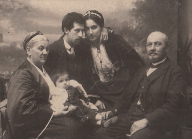 Milena Pavlović Barili kao mala sedi u krilu bake Bose; otac Bruno, majka Danica i deda Stojan