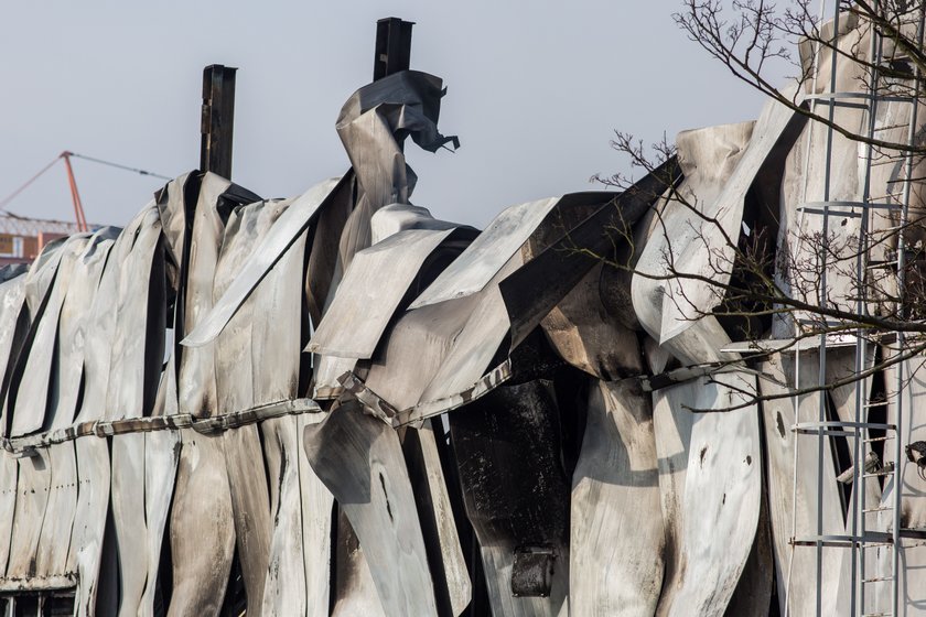 Akcja gaśnicza hali trwała całą noc. Strażacy zgliszcza dogaszali jeszcze w sobotę przed południem