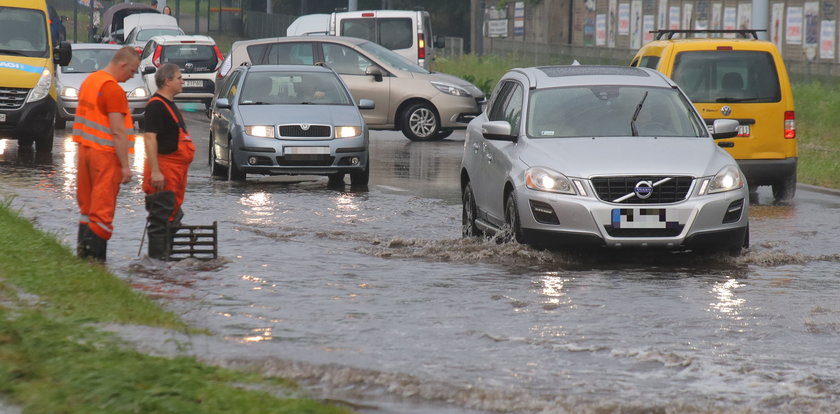 Ulica Kilińskiego w Łodzi zamknięta do odwołania. Zmiana trasy autobusu MPK. Objazdy dla kierowców. Czy uda się powstrzymać powódź błyskawiczną przy Tymienieckiego?