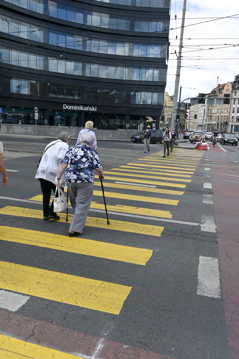 Wyburzają przejście przy galerii