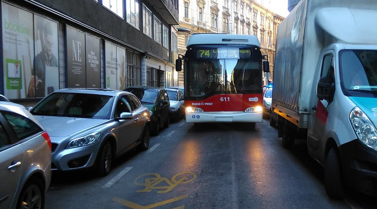 Szabálytalanul parkoló kisteherautó miatt kellett elterelni a 74-es trolibuszt kedd délelőtt / Fotó: BKK Facebook