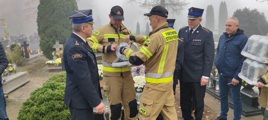 Strażacy odwiedzili groby swoich koleżanek i kolegów. Był czas na wspomnienia i zadumę