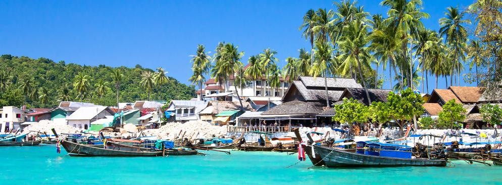 Wyspa Phi Phi Don jest największą w archipelagu. Jako jedyna jest również stale zamieszkała.