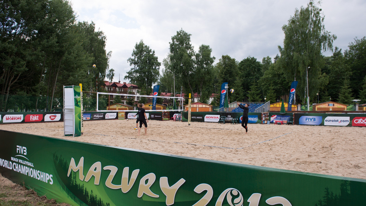 Wieczorną uroczystością na scenie tuż nad jeziorem Szeląg Mały oficjalnie otwarto mistrzostwa świata w siatkówce plażowej w Starych Jabłonkach. Uczestniczyło w niej około trzech tysięcy osób. W turnieju gra 96 par kobiecych i męskich, w tym siedem polskich.