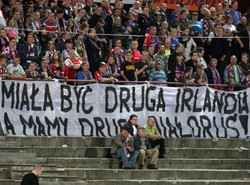 Którzy kibice są najgroźniejsi? Ci z transparentami o Tusku