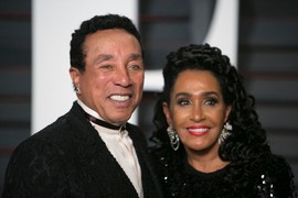 Slavni pevač MANIJAKALNO PROGANJAO KUĆNE POMOĆNICE, njegova supruga sve znala i čutala pa ih i VREĐALA: 4  žena ga tuže da ih je ZLOSTAVLJAO, godinama