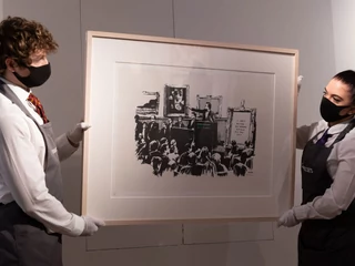 Przygotowania do aukcji w Christie's, 26.03.2021, Londyn. Widoczna grafika Banksy'ego „I Can't Believe You Morons Actually Buy This Sh*t”. Autorskie nagranie ze spalenia grafiki Banksy'ego sprzedano poprzez token NFT
