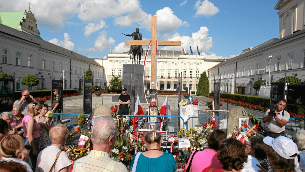 Opolska prokuratura umorzyła śledztwo w sprawie śmierci mężczyzny po zajściach pod krzyżem pod Pałacem Prezydenckim w Warszawie. Śmierć nie miała związku z ciosem, jaki otrzymał mężczyzna - powiedziała rzecznik prokuratury, Lidia Sieradzka.