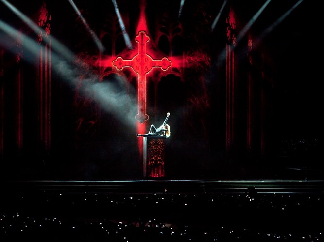 Madonna podczas koncertu w Abu Dhabi