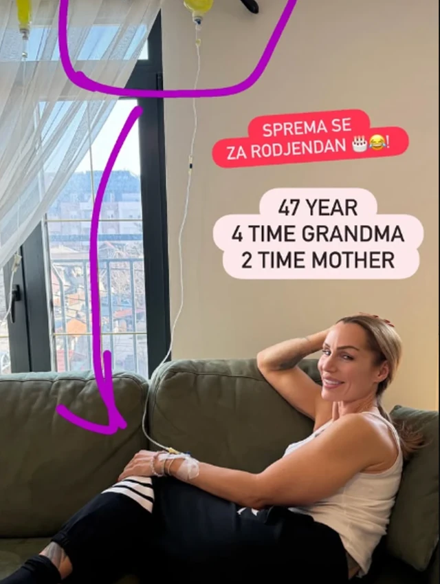 NAJZGODNIJA BAKA NA ESTRADI IMA ČETVORO UNUČADI, a niko ne veruje koliko je NAPUNILA GODINA: Oduvala svećice u MINIĆU! (FOTO)