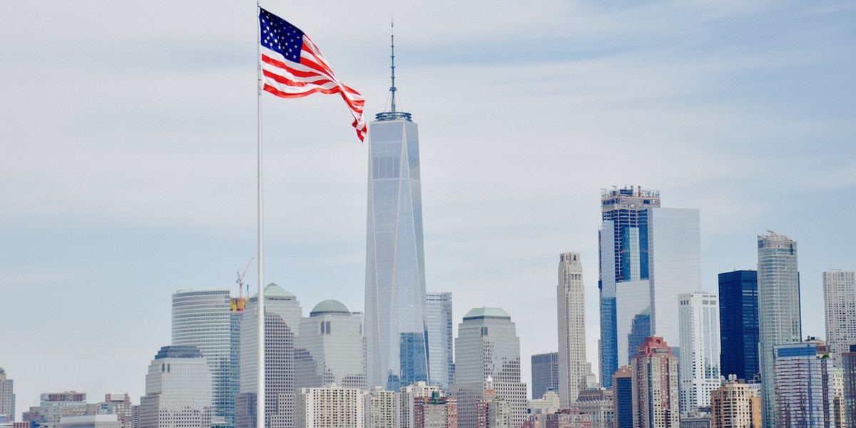 Panorama nowojorskiego Manhattanu jest równie rozpoznawalnym symbolem USA jak narodowa flaga - symbolizująca 50 stanów (gwiazdy) i 13 pierwotnych amerykańskich kolonii (pasy).