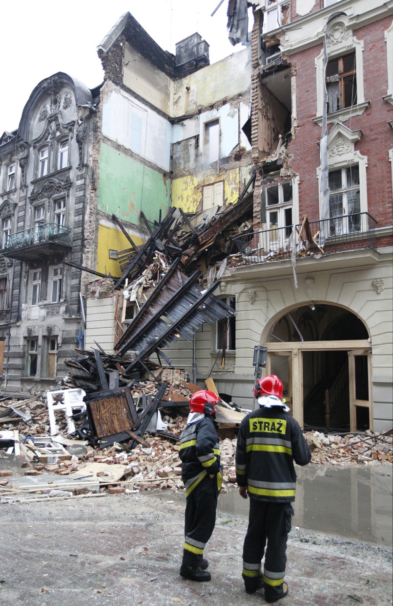 Do katowickich strażaków dołączają ratownicy z Małopolski z psami poszukiwawczymi.