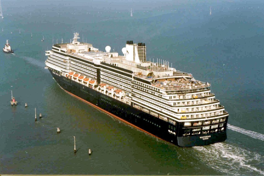 Kad na brodu ponestane zaliha, najbliža zemlja biće u obavezi da pruži pomoć