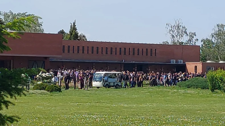 Sahrani na Gradskom groblju u Novom Sadu prisustvovalo je nekoliko stotina ljudi