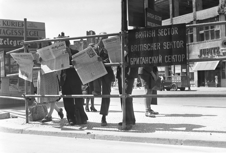 Mieszkańcy Berlina Zachodniego czytają o zapowiedzianym zniesieniu blokady miasta (1949 r.)