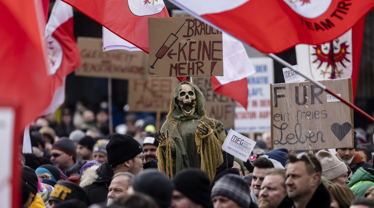 Egy tüntető csontvázat emel a magasba az oltási törvény ellen tiltakozó gyűlésen  az ausztriai Innsbruckban, január 9-én. Az osztrák kormány a tervek szerint februárban vezeti be az kötelező oltást, bár az ennek végrehajtásával megbízott hatóság arra figyelmeztetett, hogy április elseje valószínűbb.Fotó: GettyImages