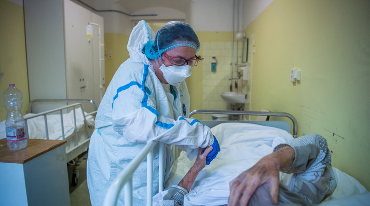 A Szent János Kórház koronavírusos betegeket kezelő osztályán karácsonykor sem pihenhetnek az orvosok és a nővérek / Fotó: MTI - Balogh Zoltán