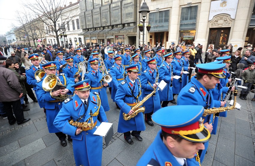 Defile gardista Vojske Srbije ispratile stotine Beograđana   Stotine građana pratile su u stopu gardiste duž Knez Mihailove ulice do Trga repubike.
