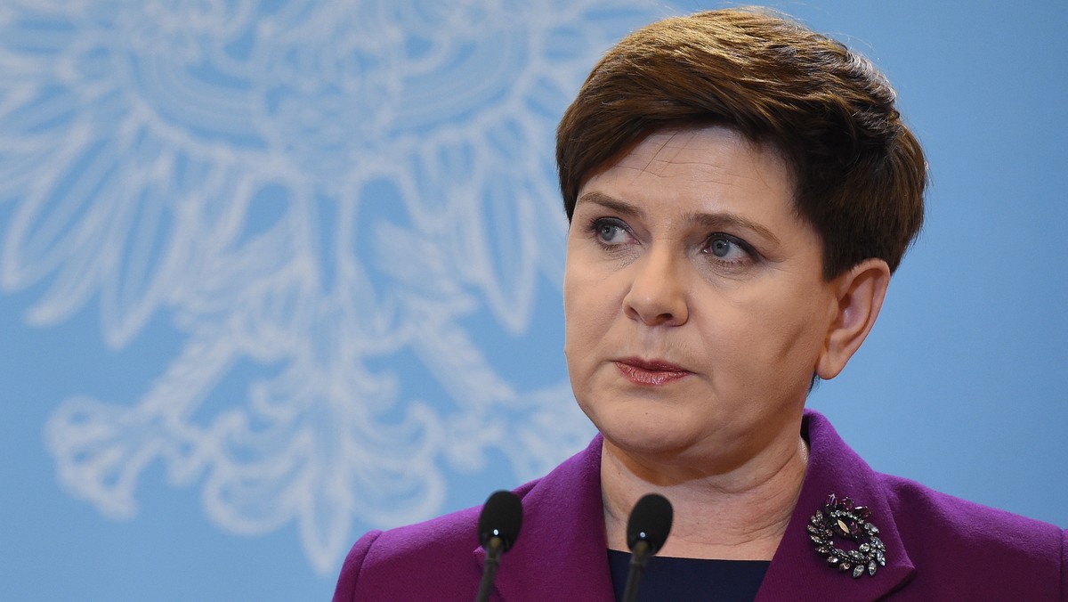 Premier Beata Szydło wpisała się do księgi kondolencyjnej w ambasadzie Belgii w Warszawie. Szefowa rządu złożyła też białe i czerwone tulipany przed budynkiem, gdzie od wczoraj przedstawiciele władz, dyplomaci i warszawiacy przynoszą wieńce, kwiaty i znicze w geście solidarności z ofiarami zamachu w Brukseli.