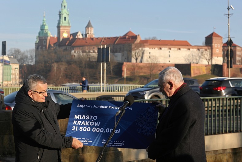 PiS chętnie przyjeżdża do Krakowa z czekami pieniężnymi