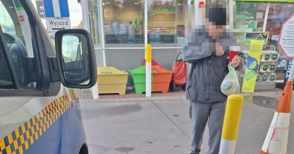 Senior wyglądał niepokojąco. Miał kartkę z numerem. Telefon odebrała zrozpaczona kobieta