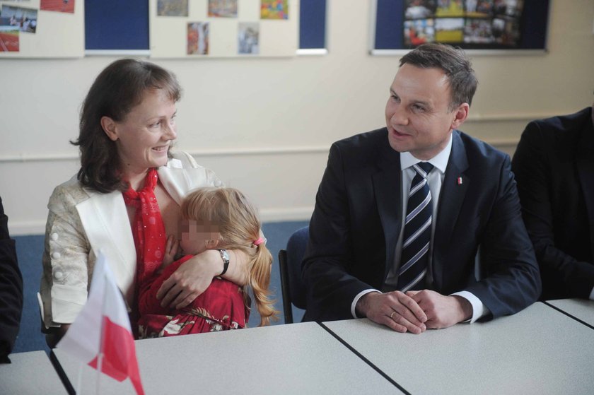 Andrzej Duda i jedna z Polek podczas spotkania w polskiej szkole