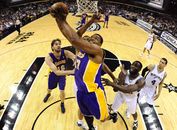 Gracz LA Lakers wkłada piłkę do kosza