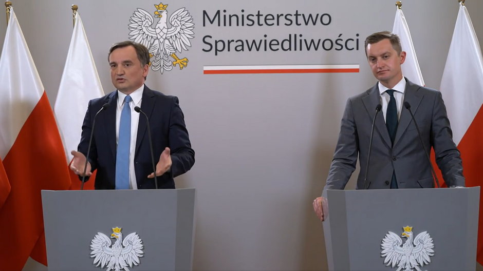 Zbigniew Ziobro (po lewej) i Sebastian Kaleta podczas konferencji 5 czerwca 2023 r.