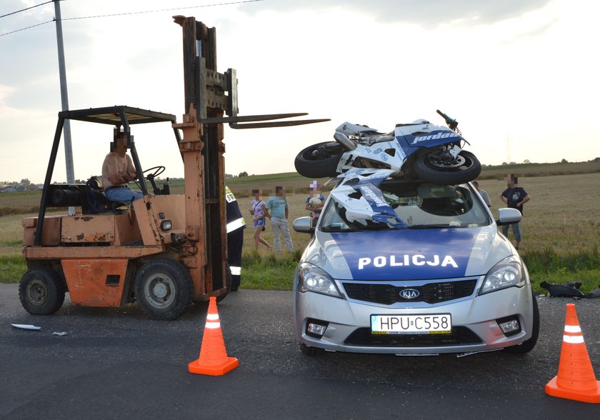 Motocykl wpadł na radiowóz