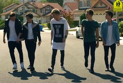 Brooklyn Beckham biega po dachach dla kumpli z The Vamps – zobacz!