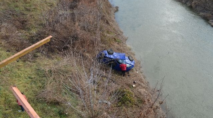 Tíz métert zuhant az autó a hídról,  a vezető túlélte / Fotó: police.hu