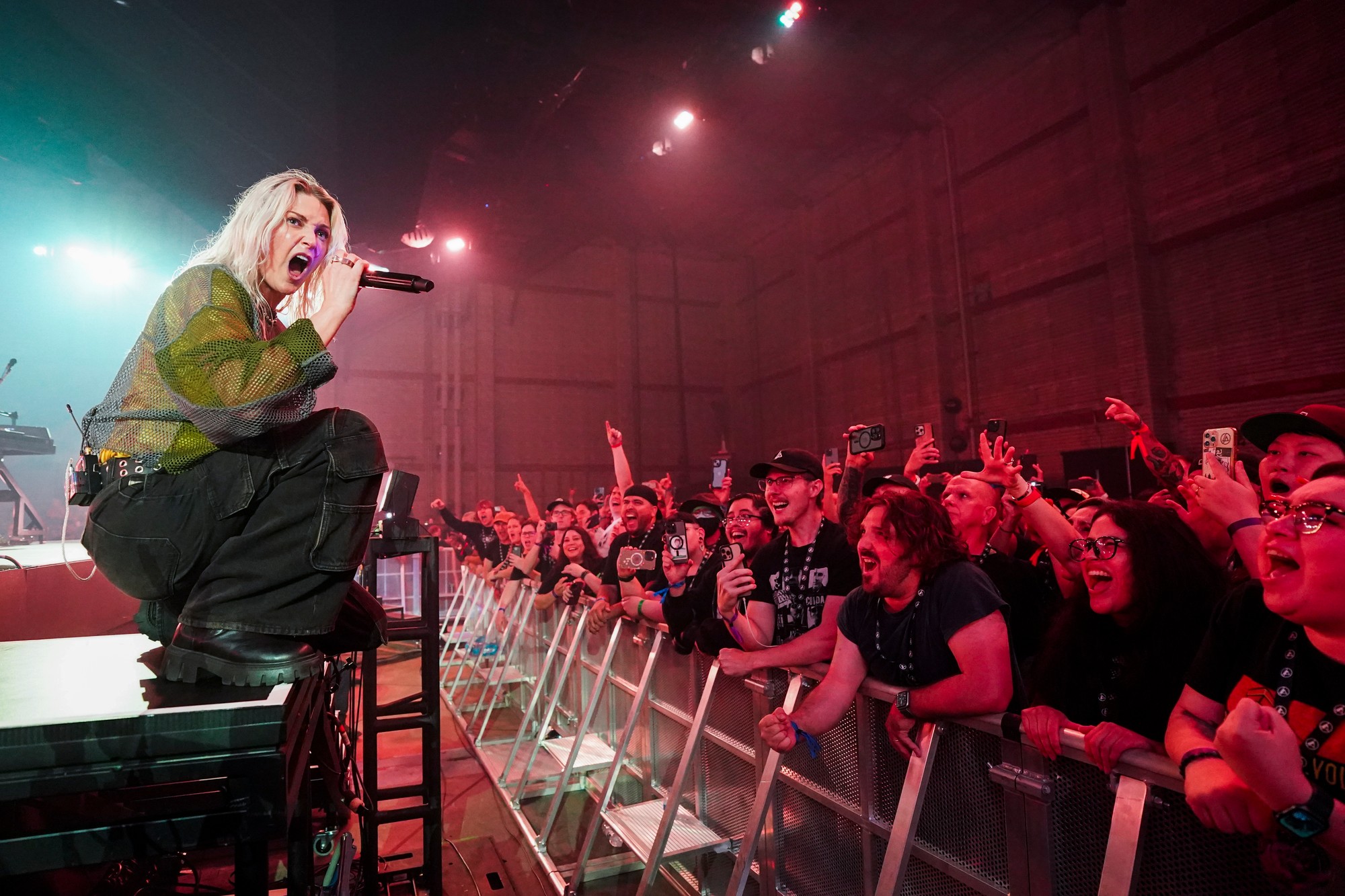 Po smrti frontmana Chestera Benningtona sa kapela Linkin Park vrátila s novou speváčkou Emily Armstrong.