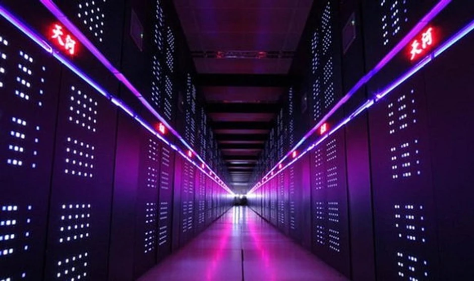 Eksplozije su, kasno sinoć, odjeknule u industrijskoj lučkoj oblasti grada, uništile zgrade, tovar i na hiljade automobila. Za sada se ne zna šta je izazvalo eksplozije niti da li ima curenja hemikalija, preneo je BBC. Najmanje 3.500 stanovnika provelo je noć u privremenim skloništima. Državna agencija Sinhua objavila je 24 sata posle nesreće da se spasilačke službe "utrkuju s vremenom kako bi spasle povredjene i ugasile požare". Skladište koje je eksplodiralo pripada kompaniji "Ruihai Logistics", koja se bavi preradom otrovnih hemikalija. "Piplz dejli", zvanični list kineske Komunističke partije, objavio je da spasioci "pokušavaju da uklone svih 700 tona natrijum cijanida, uskladištenog na mestu nesreće, dok je hidrogen-peroksid pripremljen za detoksikaciju.   Zbog eksplozija u kineskom gradu Tjencin ugašen gigantski superkompjuter  Kineski superkompjuter je preventivno isključen