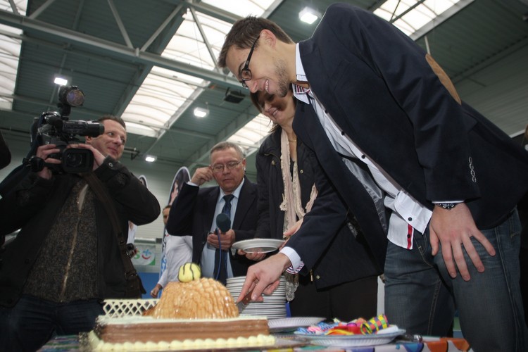 Janowicz dmuchał świeczki. Tenisista obchodził 22. urodziny