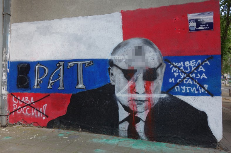 Mural z Putinem w Belgradzie, przerobiony przez jego przeciwników (zdecydowaliśmy się przysłonić genitalia, dorysowane na czole Putina) — fot. archiwum prywatne M. Rekść.