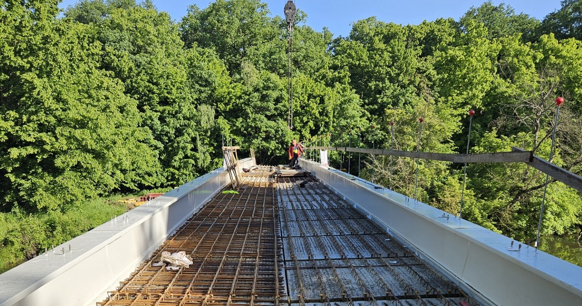 Kładka nad Widawą rośnie w oczach