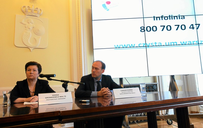 Hanna Gronkiewicz-Waltz superaktywna przed referendum - taniej za śmieci