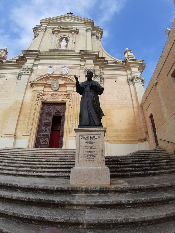 Pomnik Papieża Polaka. Jeden z wielu na Malcie i Gozo. Ten stoi przed Katedrą Wniebowstąpienia NMP i upamiętnia wizytę w 1990 roku