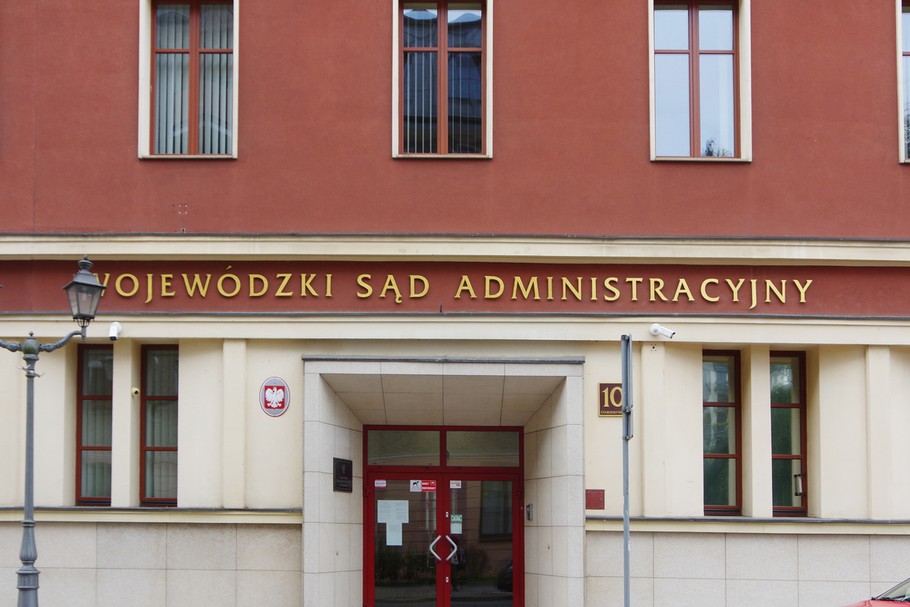 Sąd administracyjny, którego zadaniem jest kontrola działania administracji, nie może wychodzić z założenia, że organ działa zgodnie z prawem. Nie może przyjmować, że poza zgłoszonym nowym dowodem, będącym przesłanką wznowienia postępowania, cała decyzja wydana przez organ jest zgodna z prawem