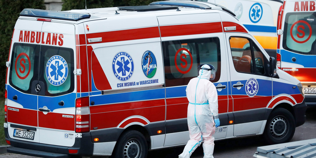 Na zdjęciu: karetka pogotowia przed szpitalem w trakcie epidemii koronawirusa w Polsce.