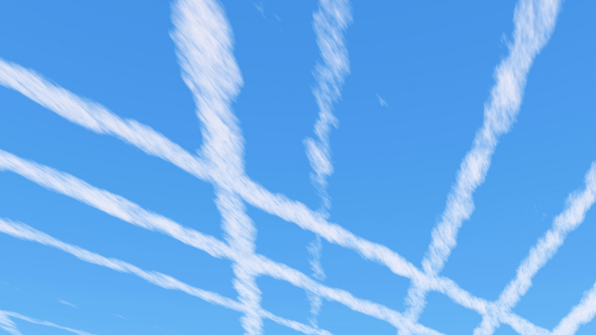 Białe smugi w pogodny dzień widoczne na błękitnym niebie. Większość z nas widzi tam jedynie smugi kondensacyjne powstające po lecącym samolocie, ale istnieją teorie, że mamy do czynienia z czymś znacznie poważniejszym.