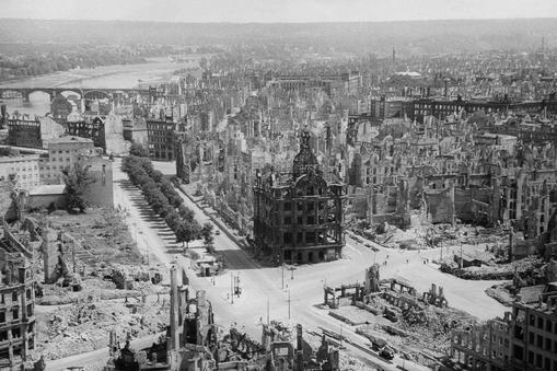 W lutym 1945 r. ponad tysiąc bombowców zrzuciło na Drezno 2680 ton bomb.