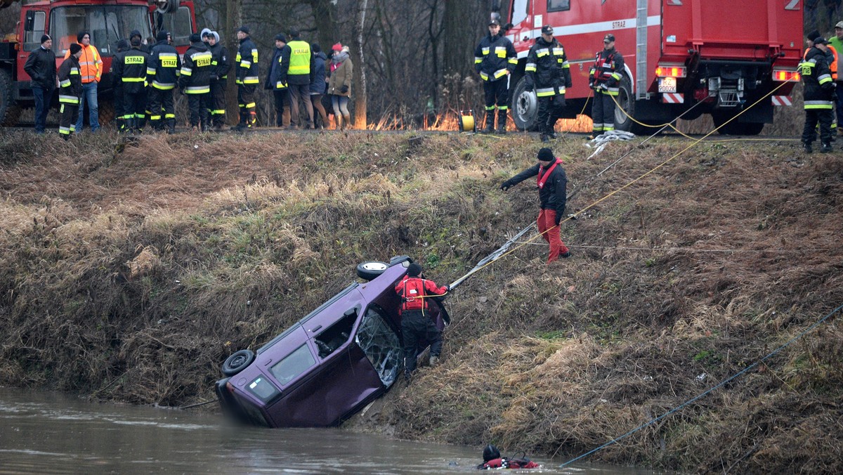 Wczoraj z rzeki Wisłoka wyłowiono samochód, w którym znajdowała się piątka młodych ludzi. Ze wstępnych wyników sekcji zwłok, która została dziś przeprowadzona, wynika, że powodem śmierci było utonięcie, informuje RMF FM.