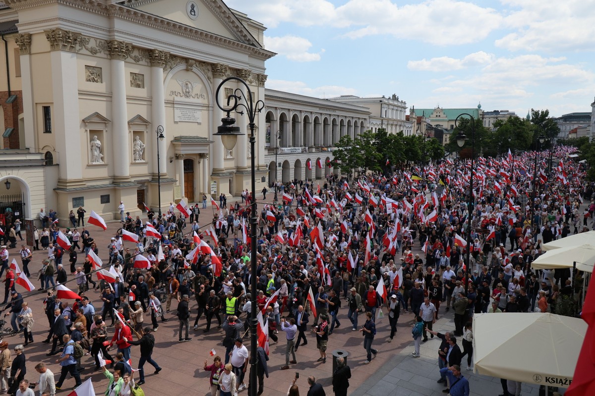 Warszawa, 25.05.2025. Wybory prezydenta RP - kampania przed II turą. "Wielki Marsz za Polską", 25 bm. zwolenników kandydata Komitetu Obywatelskiego w wyborach prezydenckich, popieranego przez PiS prezesa IPN Karola Nawrockiego w II turze wyborów na fotel prezydenta RP. Jego trasa wiedzie z ronda gen. de Gaulla na plac Zamkowy. (amb) PAP/Paweł Supernak